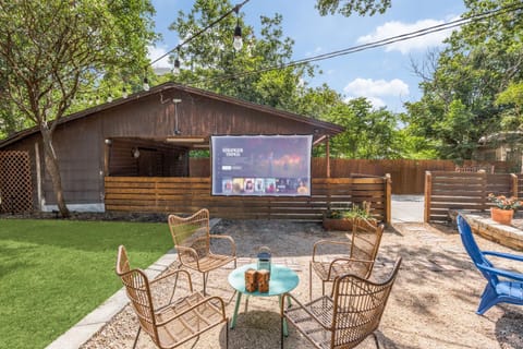 Spacious home near downtown with Hot tub Movie Theater and Arcade Haus in San Antonio