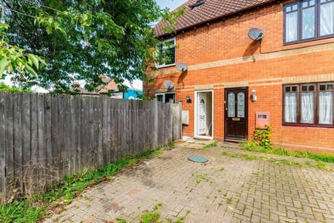 Property building, Neighbourhood, Garden, Garden view