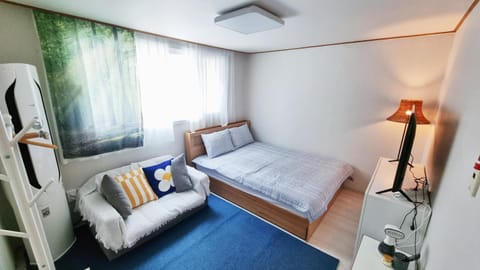 Hongdae&Sinchon 10min cozy house with 2 bedrooms Apartment in Seoul