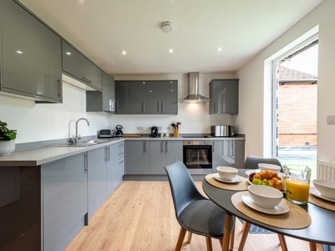 Pass the Keys Modern Apartment with Terrace Condo in Telford