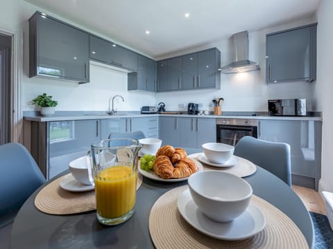 Pass the Keys Modern Apartment with Terrace Condo in Telford