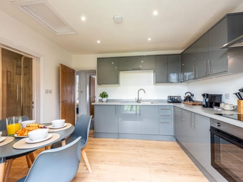 Pass the Keys Modern Apartment with Terrace Condo in Telford