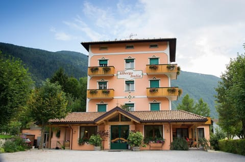 Facade/entrance