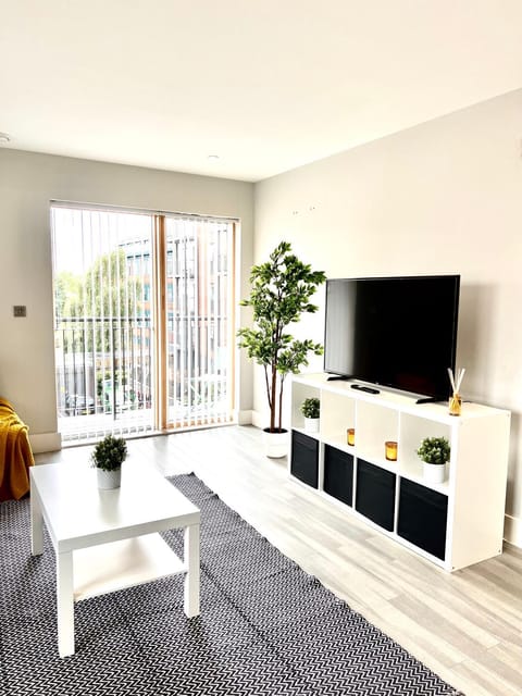 Deluxe 2 Bed 2 Bath Flat - Windsor, Heathrow Airport, Slough Station Condo in Slough