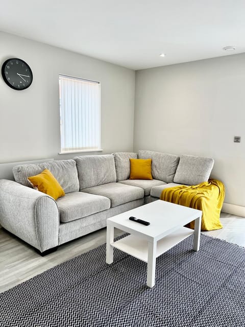 Deluxe 2 Bed 2 Bath Flat - Windsor, Heathrow Airport, Slough Station Condo in Slough