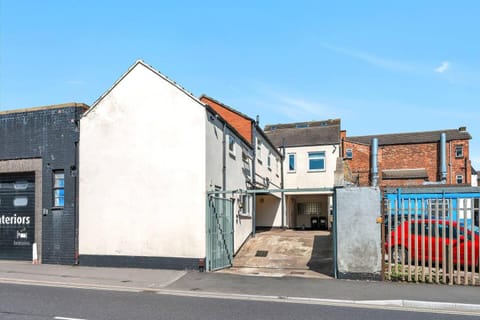 Property building, Facade/entrance, Day