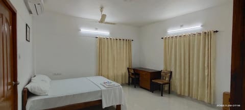 PAZHOOR RESIDENCY HOME STAY THREE BED ROOM Deluxe Condo in Thiruvananthapuram