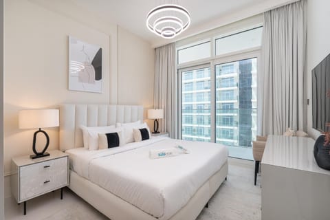 Elegant seaside living 3-bedroom Emaar Beachfront by Suiteable Wohnung in Dubai