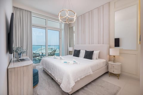 Elegant seaside living 3-bedroom Emaar Beachfront by Suiteable Condo in Dubai
