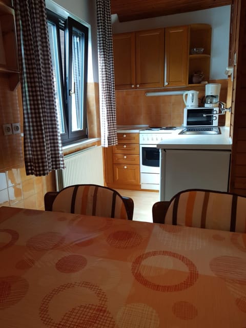 Kitchen or kitchenette, Dining area, minibar, pet friendly, stove