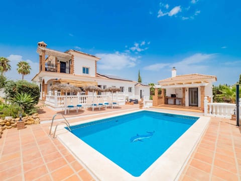 Property building, Patio, Day, Pool view, Swimming pool, Swimming pool, sunbed
