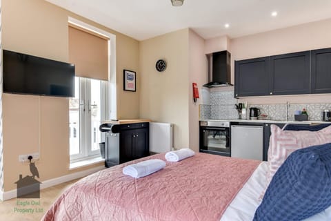 Bright studio with turret and parking by Eagle Owl Property Condominio in Worthing