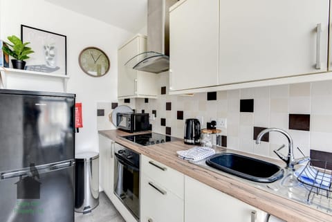 Bright 1 bed central Worthing with sofa bed sleeps up to 4 close to beach by Eagle Owl Property Condominio in Worthing