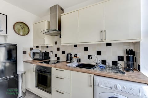 Bright 1 bed central Worthing with sofa bed sleeps up to 4 close to beach by Eagle Owl Property Condo in Worthing