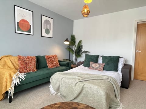 Bright 1 bed central Worthing with sofa bed sleeps up to 4 close to beach by Eagle Owl Property Condo in Worthing