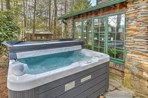 Unique Cabin With Hot Tub Close to Town House in Asheville