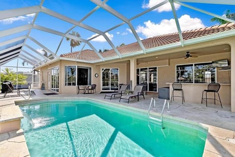 Mile From Beach Access, Spacious and Redone, Heated Pool! House in Marco Island