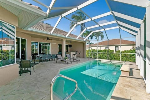 Mile From Beach Access, Spacious and Redone, Heated Pool! House in Marco Island