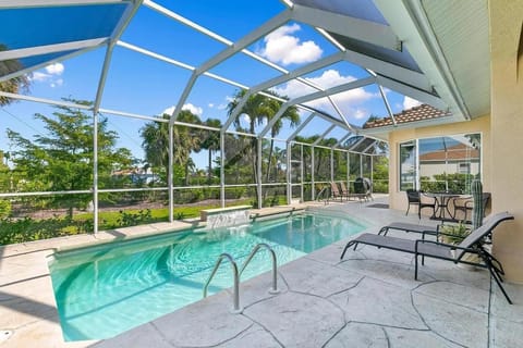 Mile From Beach Access, Spacious and Redone, Heated Pool! House in Marco Island