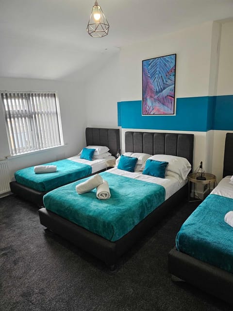 Tudors eSuites Cosy Two Bedroom Apartment with 6 Beds Apartment in Metropolitan Borough of Solihull