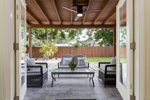 Wicker & Wine - Location Hot Tub & Gated Yard House in Fort Lauderdale
