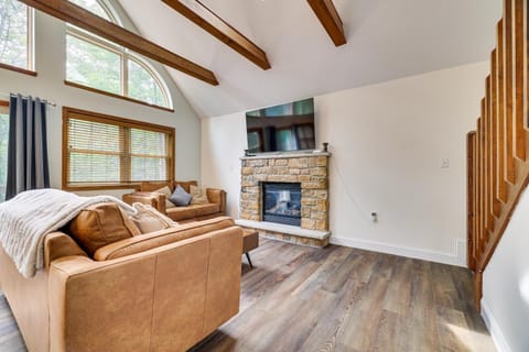 Spacious Poconos Vacation Rental with Fire Pit! Maison in Coolbaugh Township