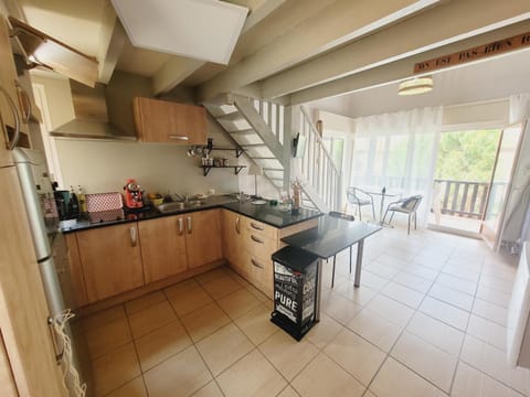 Kitchen or kitchenette, Dining area, dishwasher, minibar, pet friendly, stove, toaster