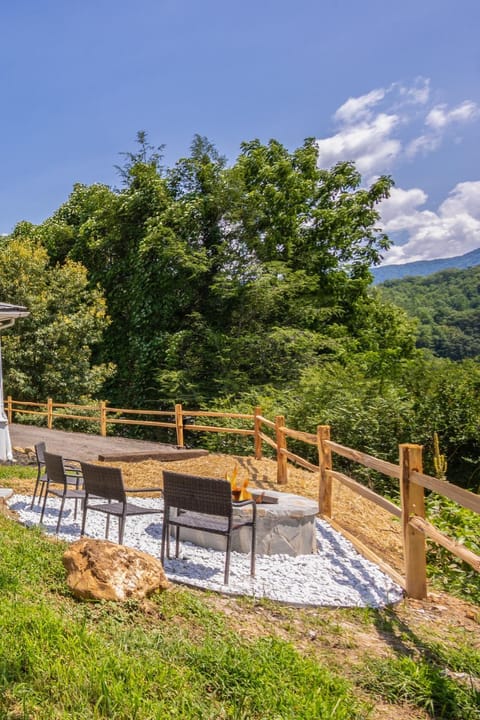 STEPS TO BRYSON - MTN VIEWS, HOT TUB, FIREPIT, WALK TO TOWN! Haus in Bryson City