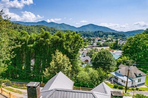STEPS TO BRYSON - MTN VIEWS, HOT TUB, FIREPIT, WALK TO TOWN! House in Bryson City