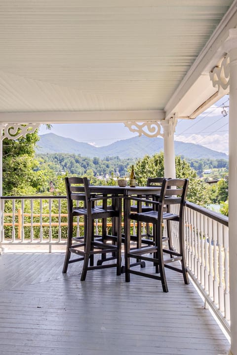 STEPS TO BRYSON - MTN VIEWS, HOT TUB, FIREPIT, WALK TO TOWN! Haus in Bryson City