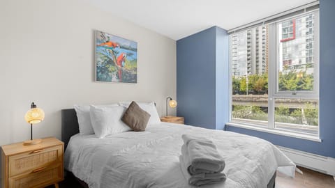 El Tesoro in the Heart of Van w/ Air Con, Pool, and Free Parking Copropriété in Vancouver