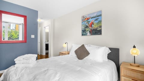 El Tesoro in the Heart of Van w/ Air Con, Pool, and Free Parking Copropriété in Vancouver