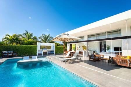 Beachside 2 Bedroom Villa with Pool and Resort Amenities - White Villas - v7 Chalet in Grace Bay