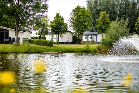 Property building, Guests, Garden view, Lake view