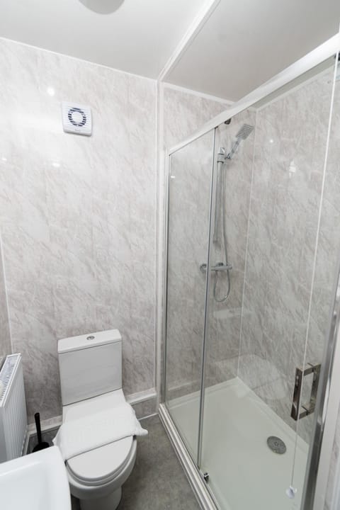 Shower, Toilet