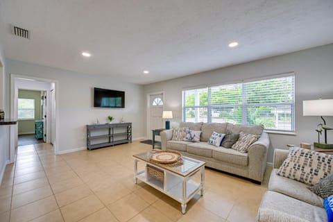 Sunny Sarasota Home with Private Yard and Fire Pit! House in Sarasota