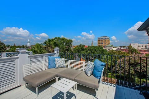 Rainbow Row Pied-A-Terre Apartment in Charleston