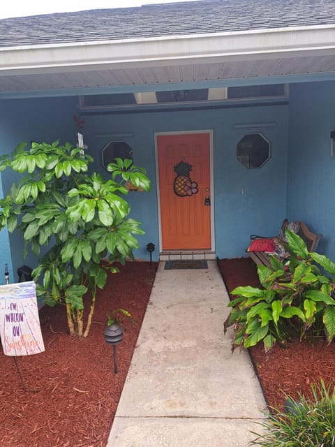 Tropical Paradise 3 bedroom, 2 bath Home w/pool House in Port Saint Lucie