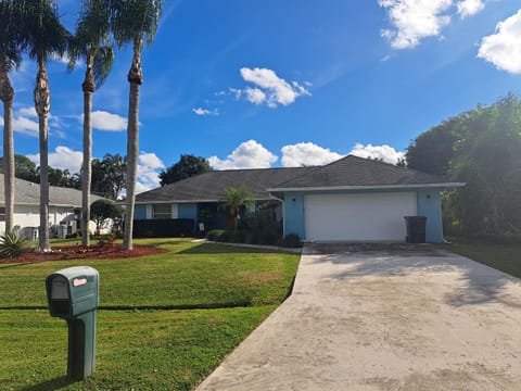 Tropical Paradise 3 bedroom, 2 bath Home w/pool House in Port Saint Lucie