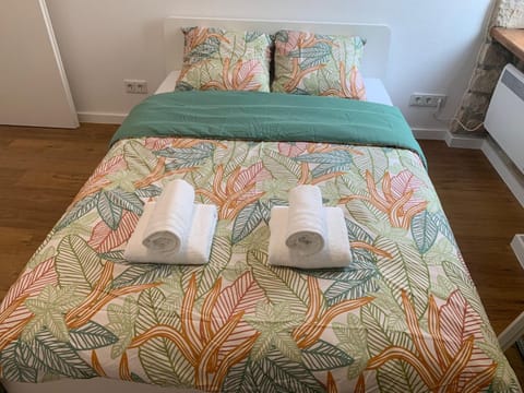 Bed, Photo of the whole room, Bedroom, towels