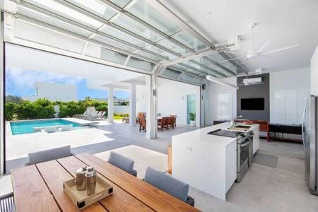Oceanside 2 Bedroom Luxury Villa with Private Pool, 500ft from Long Bay Beach -V6 Villa in Grace Bay