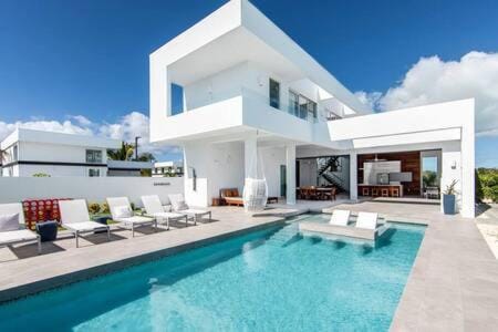 Oceanside 2 Bedroom Luxury Villa with Private Pool, 500ft from Long Bay Beach -V6 Villa in Grace Bay