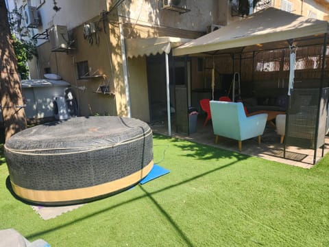 Luxury Jacuzzi Near Beach, APT with 80sq garden Apartment in Tel Aviv District