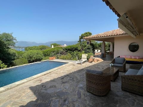 Villa Bianca - Vue imprenable Mer & Porto-Vecchio, Piscine chauffée à débordement, Accès privé plage Villa in Porto-Vecchio