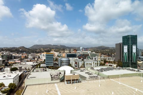 Hollywood 1BR w Roof BBQ nr Shops Bars LAX-722 Condo in Hollywood