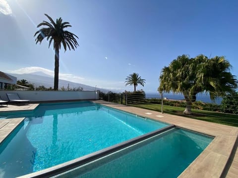 Bird's eye view, Swimming pool