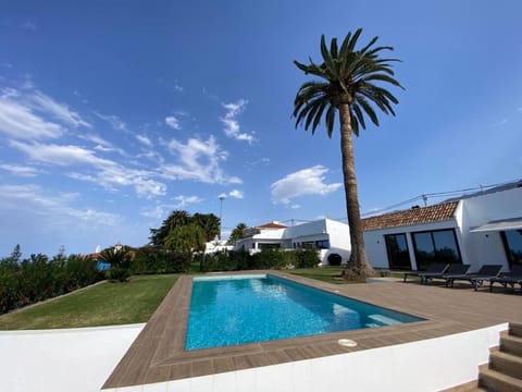 Property building, Day, Pool view, Swimming pool, sunbed