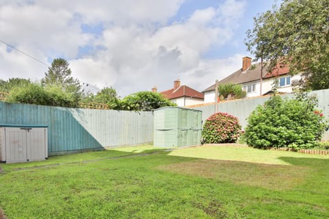 Garden Station Dwelling in Rumney Bed and Breakfast in Cardiff