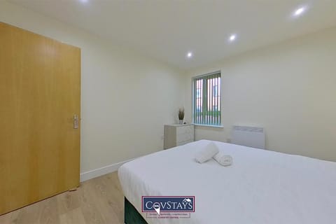 Beauchamp House - Apartment in Coventry City Centre, Sleeps 4, Free secure parking, by CovStays Condo in Coventry