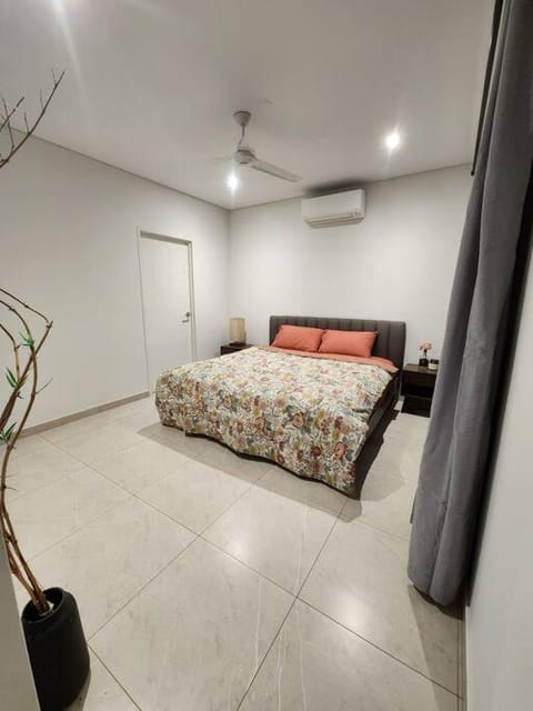 Minimalist Modern House - your home away from home Maison in Darwin